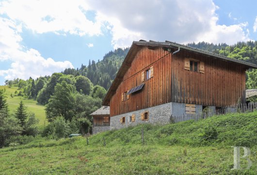 En Haute-Savoie, non loin de Morzine, une grange chalet traditionnelle en plein alpage - photo  n°2